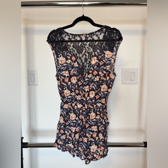 Adorable summer romper - Picture 2 of 2